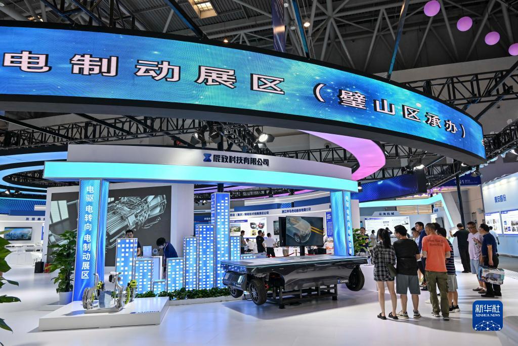 9月4日，觀眾在2023智博會“電驅、電轉向、電制動”展區參觀。當日，為期三天的2023中國國際智能產業博覽會在重慶國際博覽中心拉開帷幕。本屆智博會圍繞智能網聯新能源汽車、智能裝備及智能制造、新一代信息技術、智慧城市四大專業板塊開展系列活動。新華社記者 王全超 攝