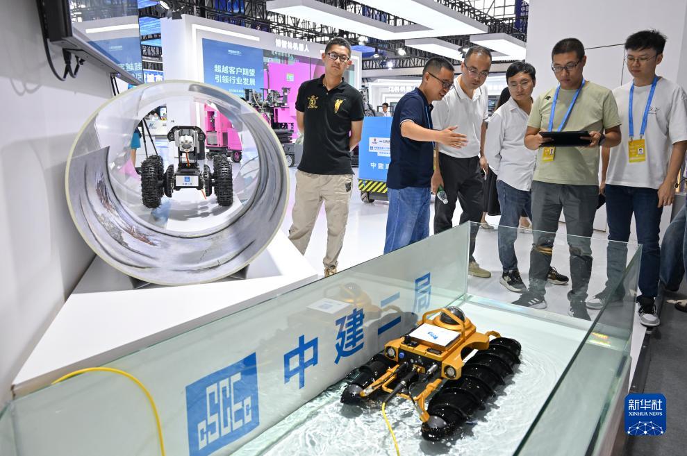 9月4日，觀眾在智博會上參觀中建二局展示的管道非開挖智能檢測“浮水機器人”。新華社記者 王全超 攝