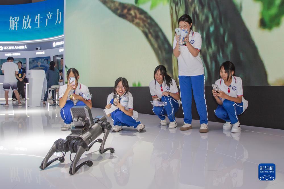 9月4日，在2023智博會科大訊飛展廳，訊飛工業巡檢機器人與觀眾互動。新華社記者 儲加音 攝