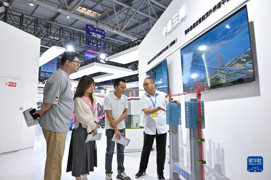 9月4日，觀眾在智博會上參觀中建三局展示的空中造塔機。新華社記者 王全超 攝